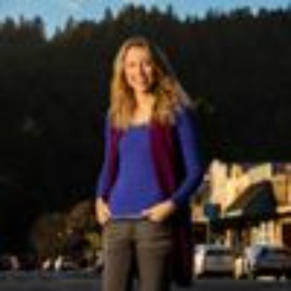 Headshot Lynda Hopkins